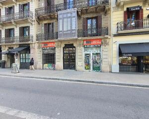 Local comercial luminoso en Sant Antoni, Eixample Barcelona