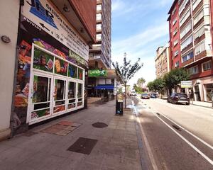 Local comercial de 3 habitaciones en Torrelavega