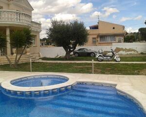 Casa amb piscina en Baronia de Mar, Bellvei