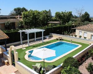 Villa con piscina en Almoradi