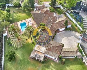 Villa con piscina en Atalaya , Benamara Estepona