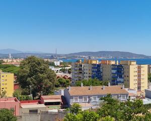 Piso de 4 habitaciones en La Granja, Algeciras