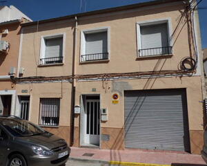 Piso de 4 habitaciones en Almansa