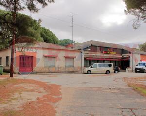 Local comercial con chimenea en Urb. Los Arcos, Mojados