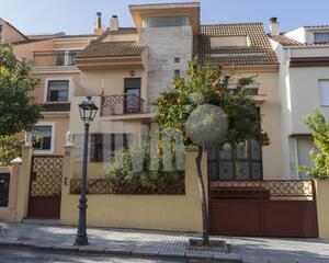Casa con piscina en Residencial Azahar, Jaén