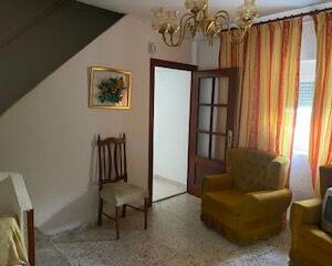 Casa de 4 habitaciones en Giron, Linares