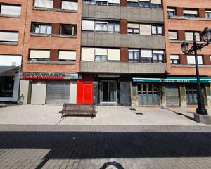 Local comercial con terraza en El Milán, Oviedo