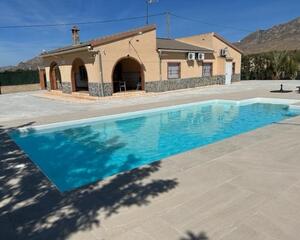 Chalet con piscina en Las Lomas, Albatera