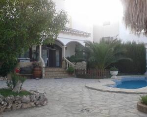 Casa con piscina en Avda. Andalucía, Loja
