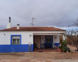 Chalet de 3 habitaciones en Los Cabezos, Almansa