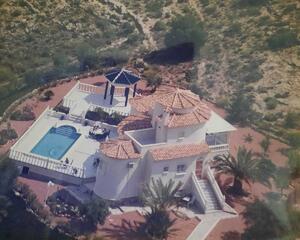 Villa con piscina en Algorfa