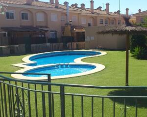 Adosado con piscina en Valverde