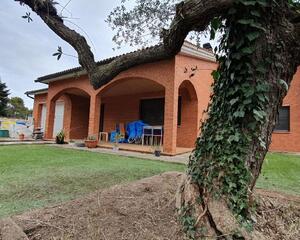 Casa con patio en Pinedas Armengol, Can Claramunt