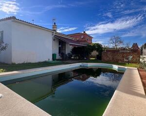 Chalet con piscina en La Menacha, La Granja Algeciras